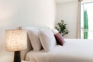 Ein Bett oder Betten in einem Zimmer der Unterkunft Dream Lake Apartments by Quokka 360 - Lake View