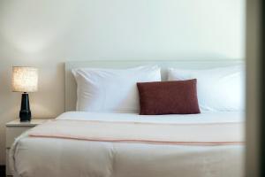 Ein Bett oder Betten in einem Zimmer der Unterkunft Dream Lake Apartments by Quokka 360 - Lake View