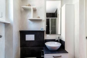 Ein Badezimmer in der Unterkunft Dream Lake Apartments by Quokka 360 - Lake View