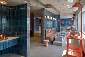 un ristorante con una panca di legno e pareti piastrellate blu di Scandic Södra Kajen a Stoccolma