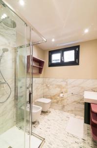 a bathroom with a glass shower and a toilet at Le Stanze di Gianmarmo - Galleria 41037 in Mirandola
