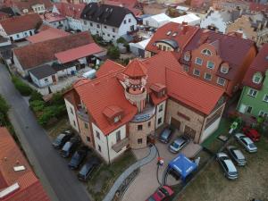 nad głową dużego domu z czerwonym dachem w obiekcie Willa Latarnik - dokonała lokalizacja, blisko atrakcji, 20min do plaży w Łebie