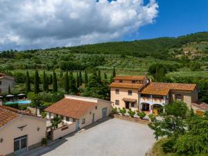 zdjęcie willi z widokiem na góry w obiekcie Agriturismo Fattoria Podere Peciano w mieście Cortona