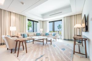 Μια τηλεόραση ή/και κέντρο ψυχαγωγίας στο Seafront 4BR Apartment with Assistant Room in The Address Fujairah Residences Block B, Fujairah by Deluxe Holiday Homes