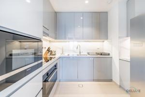 Η κουζίνα ή μικρή κουζίνα στο Seafront 4BR Apartment with Assistant Room in The Address Fujairah Residences Block B, Fujairah by Deluxe Holiday Homes