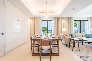 Φωτογραφία από το άλμπουμ του Seafront 4BR Apartment with Assistant Room in The Address Fujairah Residences Block B, Fujairah by Deluxe Holiday Homes σε Φουτζέιρα