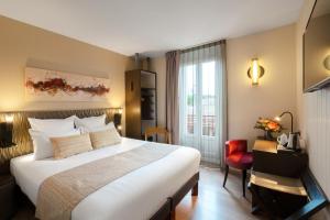 a hotel room with a large bed and a window at Best Western Plus H&ocirc;tel Belfort Centre Gare in Belfort
