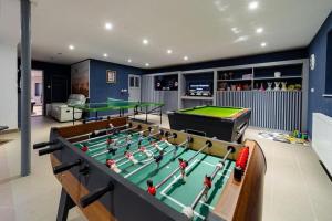 Fotografie z fotogalerie ubytování 10 Bed Villa Sleeps 27 -Pool & Hot tub -Wood fire v destinaci Căpîlniţa