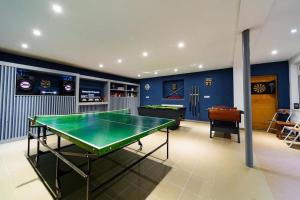 Fotografie z fotogalerie ubytování 10 Bed Villa Sleeps 27 -Pool & Hot tub -Wood fire v destinaci Căpîlniţa