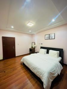 Postel nebo postele na pokoji v ubytování Integral Consults Apartment