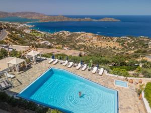 Bazén v ubytování Adrakos Apartments (Adults Only) nebo v jeho okolí