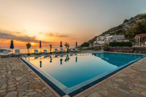 Bazén v ubytování Adrakos Apartments (Adults Only) nebo v jeho okolí