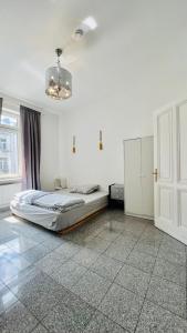 una camera bianca con un letto e una finestra di Mini Home Ferienwohnung - Monteurzimmer a Colonia