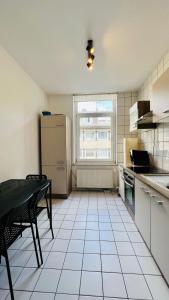 una cucina con tavolo e frigorifero di Mini Home Ferienwohnung - Monteurzimmer a Colonia