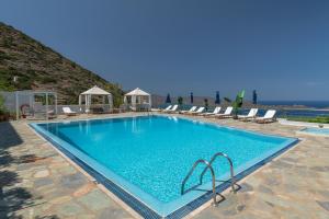 Bazén v ubytování Adrakos Apartments (Adults Only) nebo v jeho okolí
