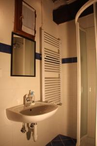 A bathroom at La Tuia Vacanze apt for 4PP and apt for 2PP