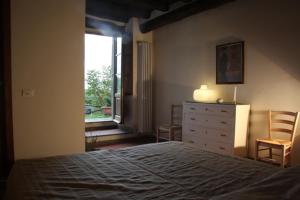 A bed or beds in a room at La Tuia Vacanze apt for 4PP and apt for 2PP