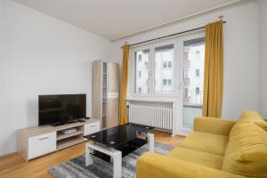 TV a/nebo společenská místnost v ubytování Downtown Dream 3,5BR with Balcony and Style BA22