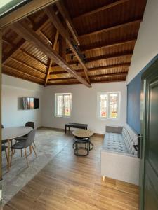 una sala de estar con un sofá y una mesa en Q Apartments Molyvos, en Mithimna 7 fotos más
