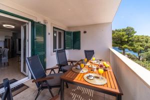 a table on the balcony of a house at Grego in Milna