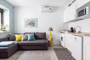 a living room with a couch and a kitchen at Acogedor apartamento en Santa Fe in Santa Fe