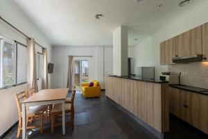 eine Küche mit Tisch und ein Esszimmer in der Unterkunft CASADELMAR Marbella 23 APARTAMENTOS VACACIONALES in Marbella