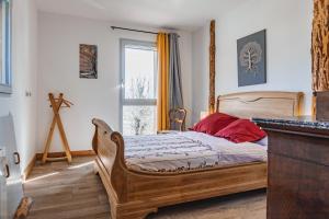 - une chambre avec un lit en bois et une fenêtre dans l'établissement Gites La Boletiere, à Saint-Étienne-du-Valdonnez