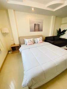 Postel nebo postele na pokoji v ubytování บ้านพักการ์ฟิลด์ซีวิว&พูล เกาะล้าน