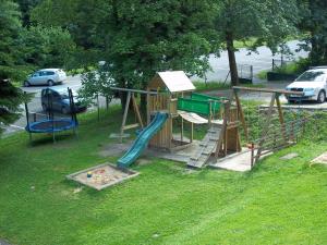 un parque con parque infantil con tobogán en Marianum JL,s.r.o., en Janske Lazne
