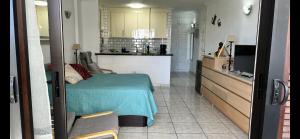 Kuchnia lub aneks kuchenny w obiekcie estudio Los Cristianos-Tenerife-