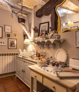 uma cozinha com um balcão com pratos em Peregrinando, pensión con encanto em Navarrete mais 43 fotografias