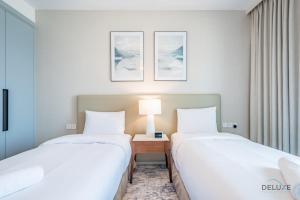 Ένα ή περισσότερα κρεβάτια σε δωμάτιο στο Seafront 4BR Apartment with Assistant Room in The Address Fujairah Residences Block B, Fujairah by Deluxe Holiday Homes