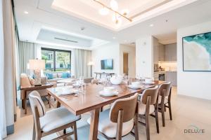 Μια τηλεόραση ή/και κέντρο ψυχαγωγίας στο Seafront 4BR Apartment with Assistant Room in The Address Fujairah Residences Block B, Fujairah by Deluxe Holiday Homes