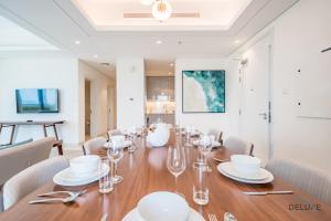 Φωτογραφία από το άλμπουμ του Seafront 4BR Apartment with Assistant Room in The Address Fujairah Residences Block B, Fujairah by Deluxe Holiday Homes σε Φουτζέιρα