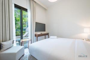 Ένα ή περισσότερα κρεβάτια σε δωμάτιο στο Seafront 4BR Apartment with Assistant Room in The Address Fujairah Residences Block B, Fujairah by Deluxe Holiday Homes