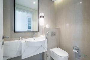 Ένα μπάνιο στο Seafront 4BR Apartment with Assistant Room in The Address Fujairah Residences Block B, Fujairah by Deluxe Holiday Homes