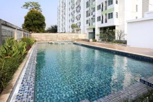 a swimming pool in the middle of a building at RedLiving Apartemen Enviro Cikarang - Stars Rooms in Cibeber