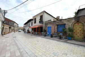 una strada vuota in una città con edifici di Guesthouse n'Odë a Shkodër