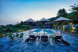 Bazén v ubytování The Atman Dharamshala by Leisure Hotels nebo v jeho okolí