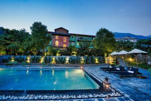 Bazén v ubytování The Atman Dharamshala by Leisure Hotels nebo v jeho okolí