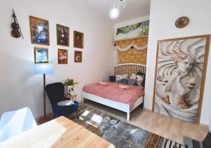 Postel nebo postele na pokoji v ubytování Vyšehrad flat 2 private rooms for up to 4 guests Center & Congress