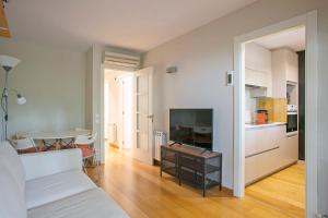 a room with a bed and a table and a kitchen at Winahost La Terraza de Sant Cugat in Sant Cugat del Vallès