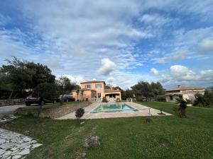 La pinède, 8 couchages vaste terrain piscine في Garéoult: منزل كبير مع مسبح في ساحة