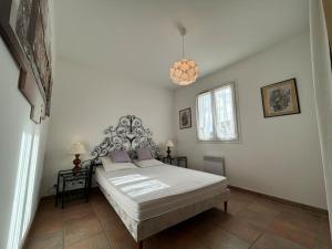 La pinède, 8 couchages vaste terrain piscine في Garéoult: غرفة نوم بها سرير كبير في الغرفة +19 صورة