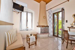 TV a/nebo společenská místnost v ubytování Naftilos Guest House