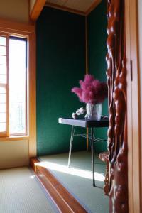 a green room with a table with a plant on it at comma, nagayama in Asahikawa