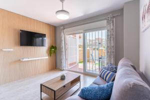 una sala de estar con un sofá y una mesa en Mediterráneo Studio R&R, en Roquetas de Mar
