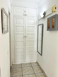 białe drzwi garażowe w korytarzu z podłogą wyłożoną płytkami w obiekcie estudio Los Cristianos-Tenerife- w mieście Los Cristianos +16 zdjęć