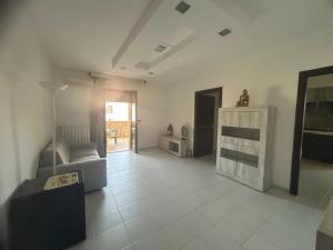 布林迪西Dimora del Sole的大型白色客房,配有沙发和桌子