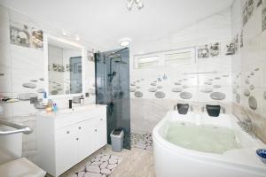 Vannas istaba naktsmītnē Villa Maya oceanfront with pool, jaccuzzi, wifi, jets in bathroom